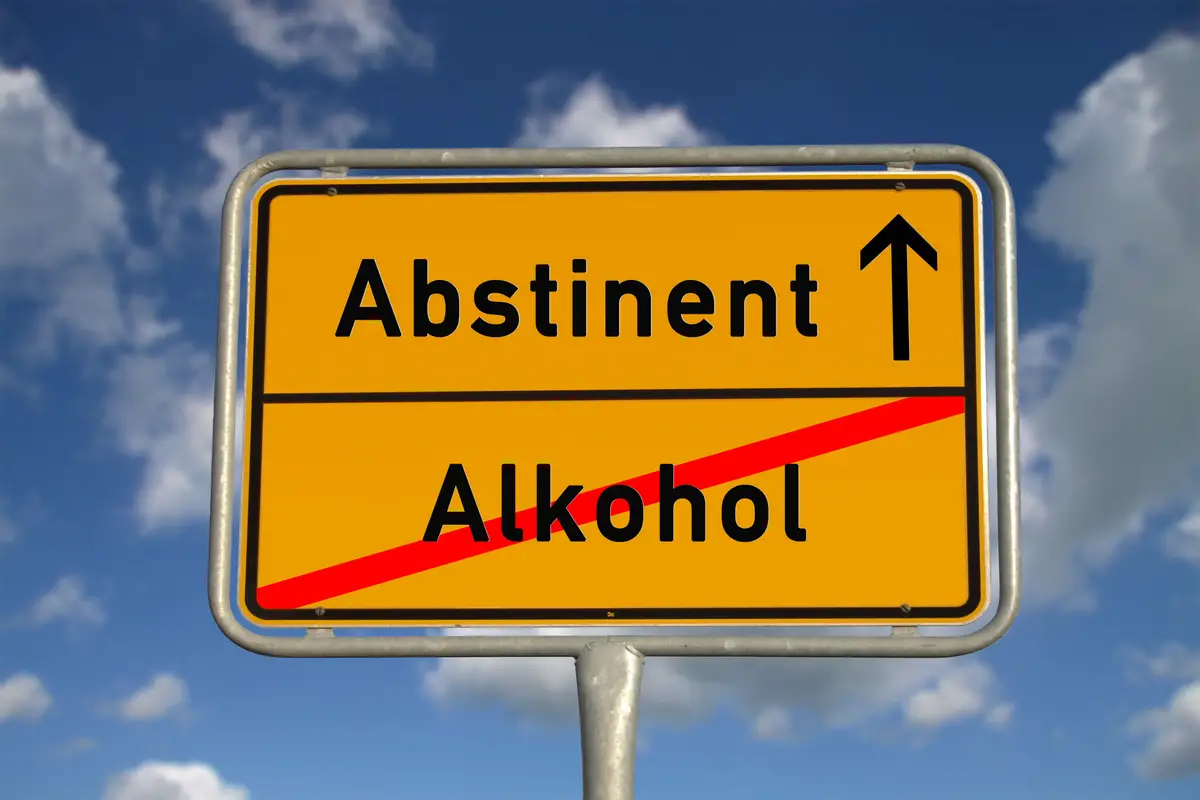 Alkohol entwöhnen - Von der Alkoholsucht zur Abstinenz (© cmfotoworks / stock.adobe.com)
