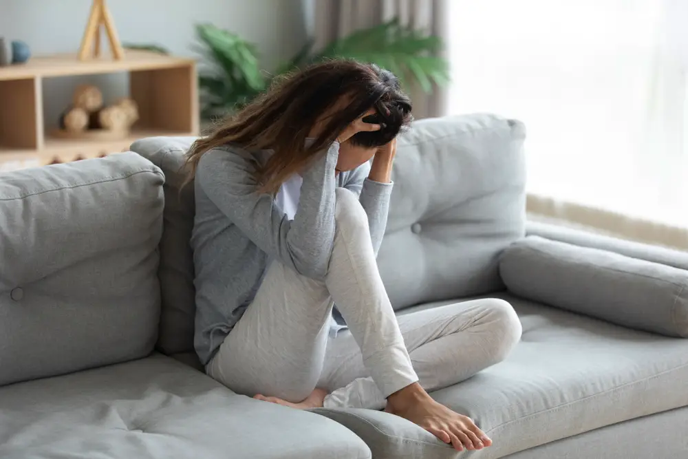 Schwere Depression | Mehrere körperliche Symptome und psychische Niedergeschlagenheit addieren sich, wenn Ärzte eine "schwere depressive Episode" diagnostizieren. (© fizkes / stock.adobe.com)